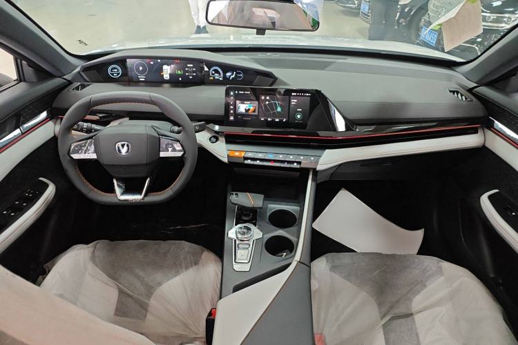 Used CHANGAN UNI-V iDD 2024 Blue Whale Smart Electric iDD 136km Luxury Model Center Console