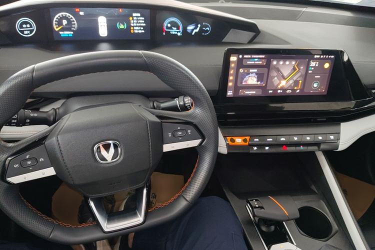 Used CHANGAN UNI-V iDD 2024 Blue Whale Smart Electric iDD 136km ZhiKu Model Center Console