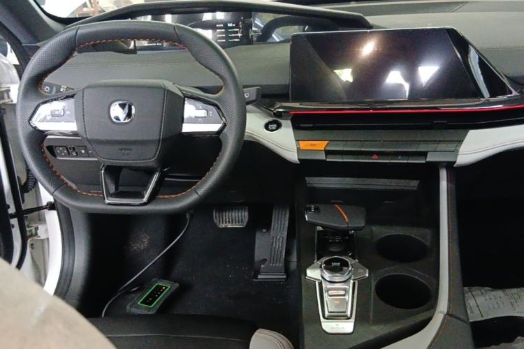 Used CHANGAN UNI-V iDD 2024 Blue Whale Smart Electric iDD 136km Luxury Model Center Console
