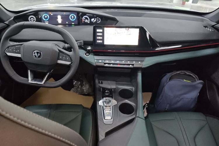 Used CHANGAN UNI-V iDD 2024 Blue Whale Smart Electric iDD 136km Luxury Model Center Console