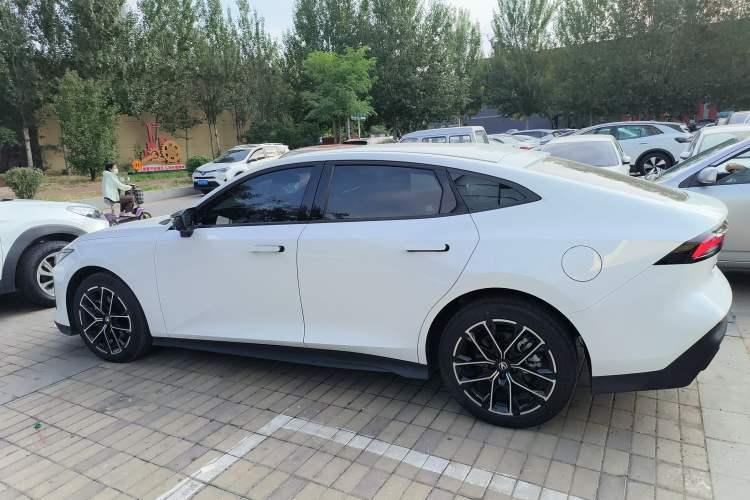 Used CHANGAN UNI-V iDD 2024 Blue Whale Smart Electric iDD 136km ZhiKu Model Exterior 3