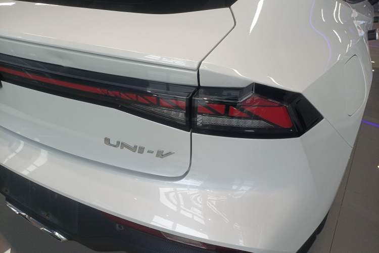 Used CHANGAN UNI-V iDD 2024 Blue Whale Smart Electric iDD 136km ZhiKu Model Exterior 3