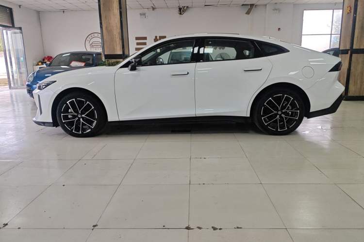 Used CHANGAN UNI-V iDD 2024 Blue Whale Smart Electric iDD 136km Luxury Model Exterior 3