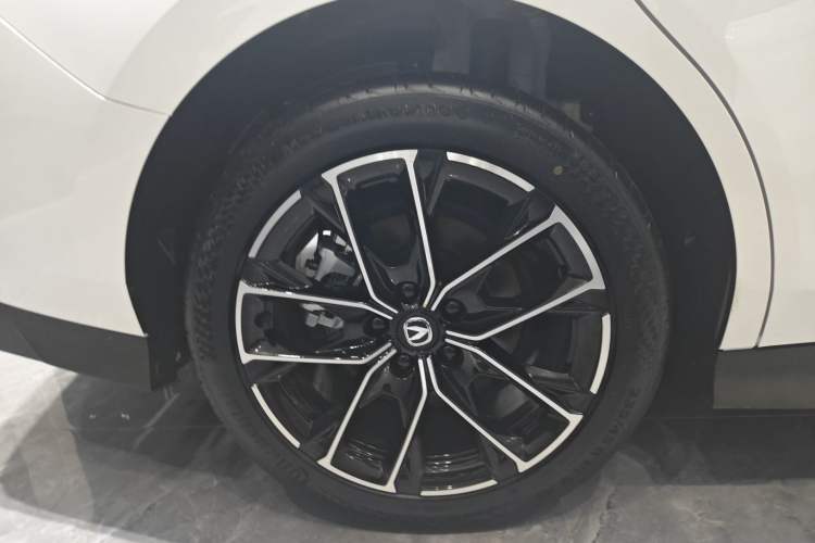 Used CHANGAN UNI-V iDD 2024 Blue Whale Smart Electric iDD 136km Luxury Model Exterior 5