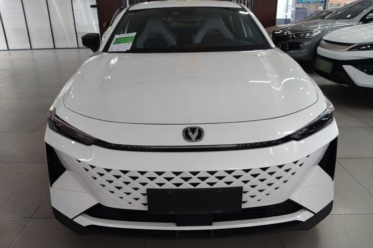 Used CHANGAN UNI-V iDD 2024 Blue Whale Smart Electric iDD 136km ZhiKu Model Front