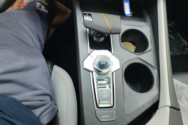Used CHANGAN UNI-V iDD 2024 Blue Whale Smart Electric iDD 136km Luxury Model Gear Lever