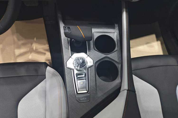 Used CHANGAN UNI-V iDD 2024 Blue Whale Smart Electric iDD 136km Luxury Model Gear Lever