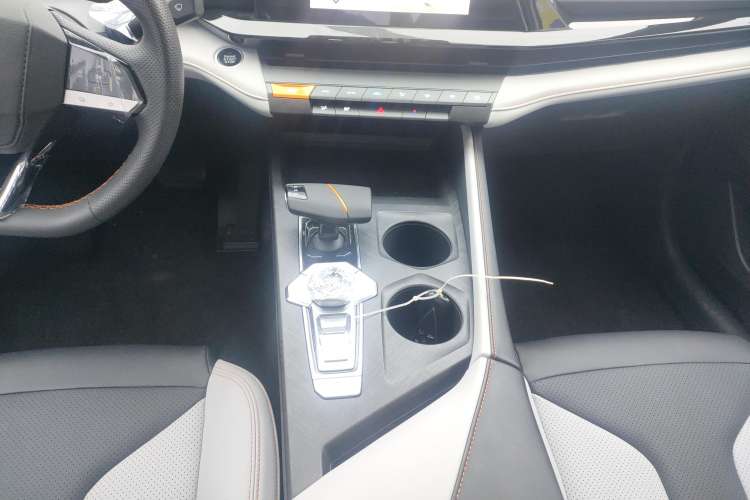 Used CHANGAN UNI-V iDD 2024 Blue Whale Smart Electric iDD 136km ZhiKu Model Gear Lever