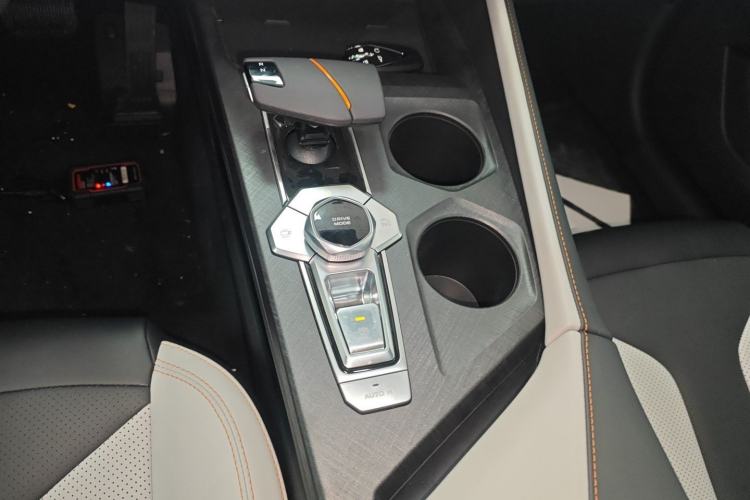 Used CHANGAN UNI-V iDD 2024 Blue Whale Smart Electric iDD 136km Luxury Model Gear Lever
