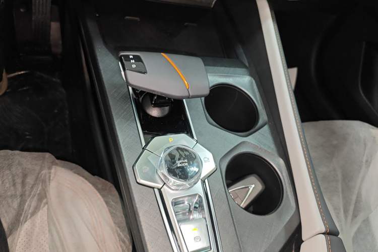 Used CHANGAN UNI-V iDD 2024 Blue Whale Smart Electric iDD 136km Luxury Model Gear Lever