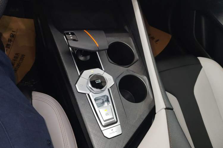 Used CHANGAN UNI-V iDD 2024 Blue Whale Smart Electric iDD 136km ZhiKu Model Gear Lever