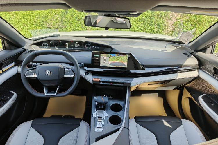 Used CHANGAN UNI-V iDD 2024 Blue Whale Smart Electric iDD 136km Luxury Model Interior 1