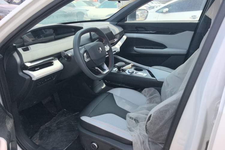 Used CHANGAN UNI-V iDD 2024 Blue Whale Smart Electric iDD 136km Luxury Model Interior 1
