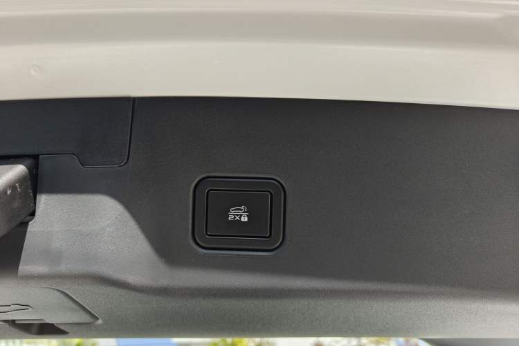 Used CHANGAN UNI-V iDD 2024 Blue Whale Smart Electric iDD 136km Luxury Model Interior 10
