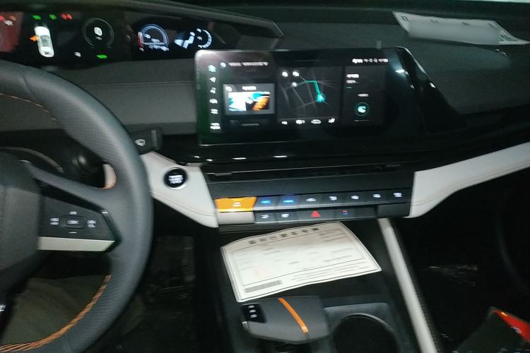 Used CHANGAN UNI-V iDD 2024 Blue Whale Smart Electric iDD 136km ZhiKu Model Interior 2