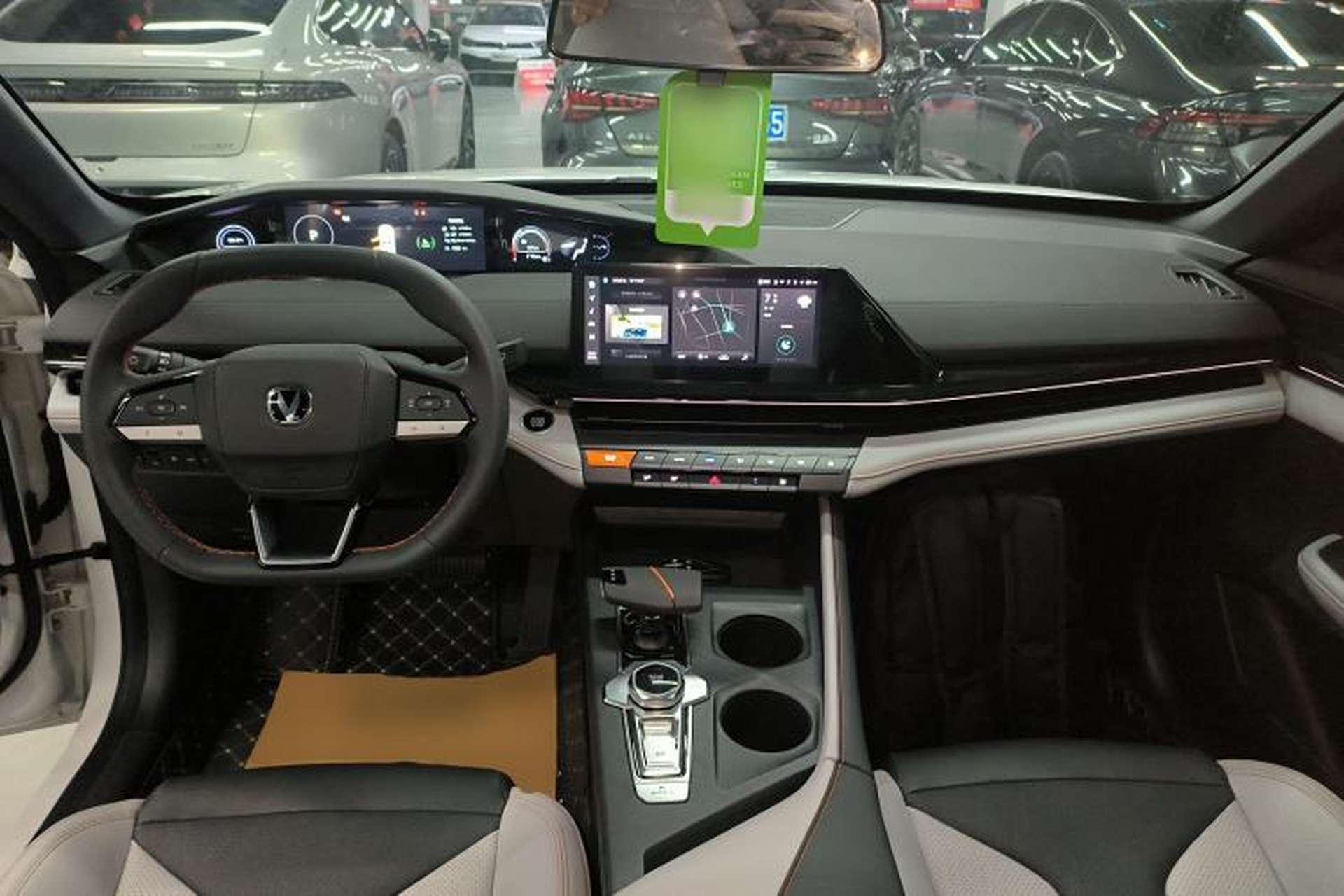 Used CHANGAN UNI-V iDD 2024 Blue Whale Smart Electric iDD 136km Luxury Model Interior 2