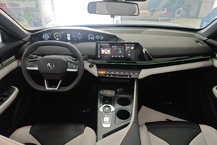 Used CHANGAN UNI-V iDD 2024 Blue Whale Smart Electric iDD 136km Luxury Model Interior 2