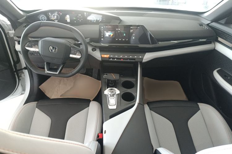 Used CHANGAN UNI-V iDD 2024 Blue Whale Smart Electric iDD 136km ZhiKu Model Interior 2