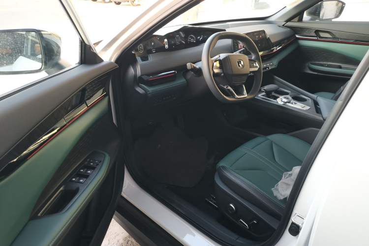 Used CHANGAN UNI-V iDD 2024 Blue Whale Smart Electric iDD 136km Luxury Model Interior 3