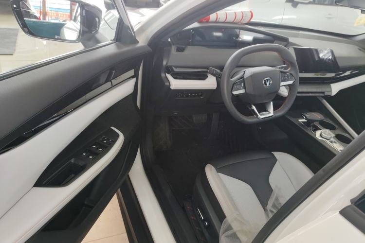 Used CHANGAN UNI-V iDD 2024 Blue Whale Smart Electric iDD 136km Smart & Fun Model Interior 3