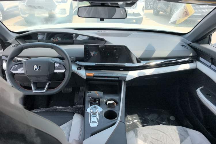 Used CHANGAN UNI-V iDD 2024 Blue Whale Smart Electric iDD 136km Luxury Model Interior 3