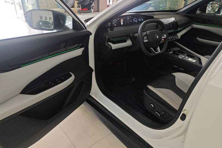 Used CHANGAN UNI-V iDD 2024 Blue Whale Smart Electric iDD 136km Luxury Model Interior 3