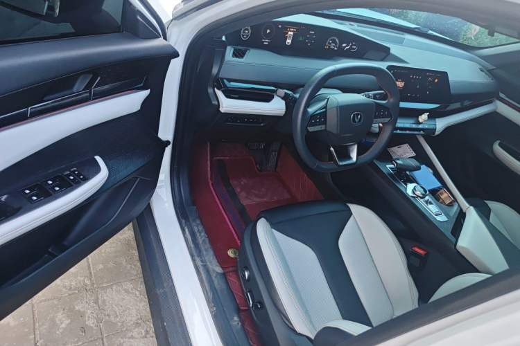 Used CHANGAN UNI-V iDD 2024 Blue Whale Smart Electric iDD 136km Luxury Model Interior 3
