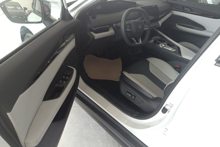 Used CHANGAN UNI-V iDD 2024 Blue Whale Smart Electric iDD 136km ZhiKu Model Interior 3