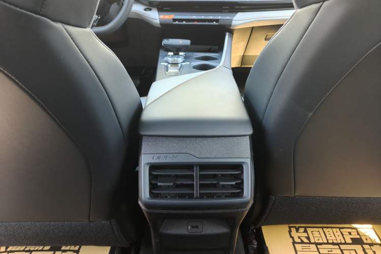 Used CHANGAN UNI-V iDD 2024 Blue Whale Smart Electric iDD 136km Luxury Model Interior 9