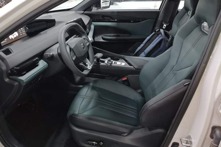Used CHANGAN UNI-V iDD 2024 Blue Whale Smart Electric iDD 136km ZhiKu Model Left Front Seat
