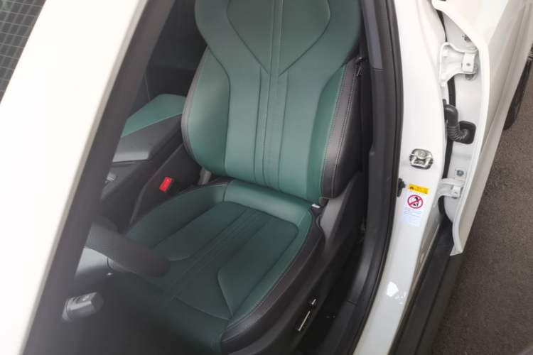 Used CHANGAN UNI-V iDD 2024 Blue Whale Smart Electric iDD 136km ZhiKu Model Left Front Seat