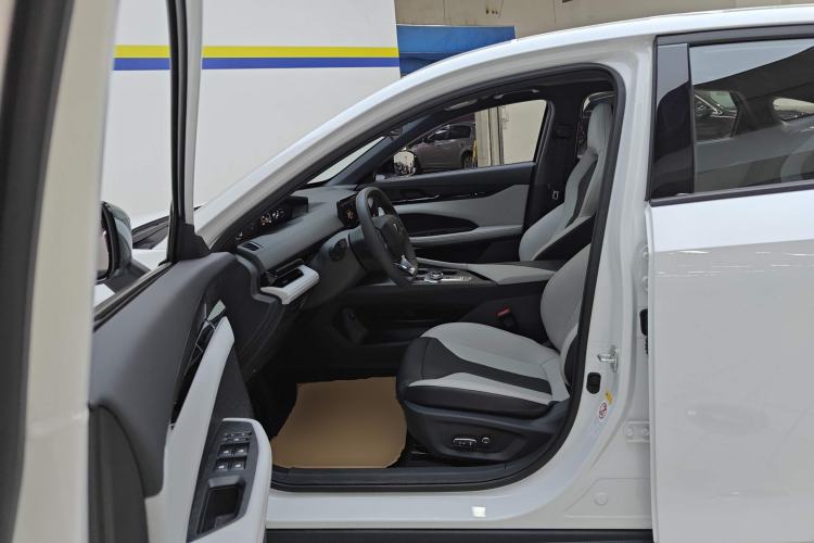Used CHANGAN UNI-V iDD 2024 Blue Whale Smart Electric iDD 136km ZhiKu Model Left Front Seat