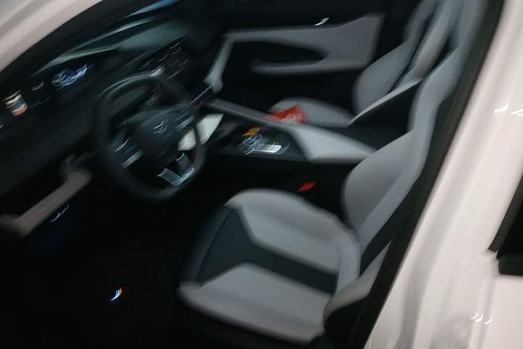 Used CHANGAN UNI-V iDD 2024 Blue Whale Smart Electric iDD 136km ZhiKu Model Left Front Seat