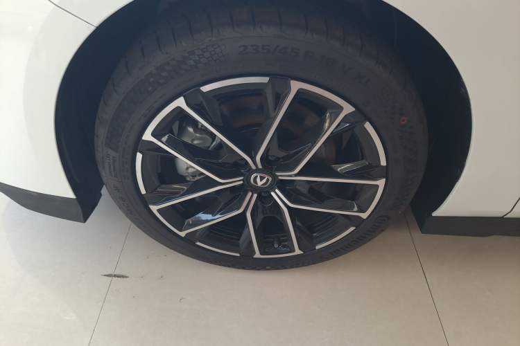 Used CHANGAN UNI-V iDD 2024 Blue Whale Smart Electric iDD 136km Luxury Model Left Front Wheel Hub