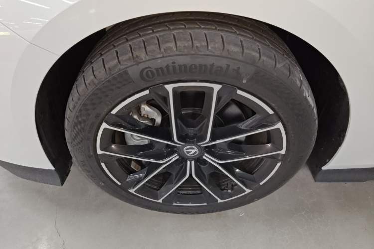 Used CHANGAN UNI-V iDD 2024 Blue Whale Smart Electric iDD 136km ZhiKu Model Left Front Wheel Hub