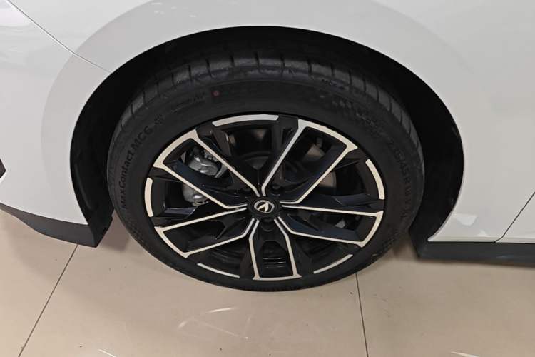 Used CHANGAN UNI-V iDD 2024 Blue Whale Smart Electric iDD 136km Luxury Model Left Front Wheel Hub