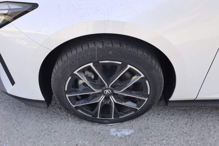 Used CHANGAN UNI-V iDD 2024 Blue Whale Smart Electric iDD 136km Luxury Model Left Front Wheel Hub