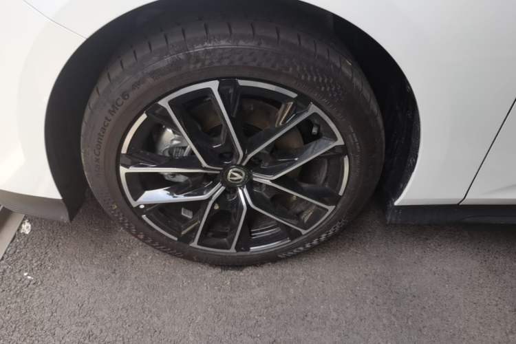 Used CHANGAN UNI-V iDD 2024 Blue Whale Smart Electric iDD 136km ZhiKu Model Left Front Wheel Hub