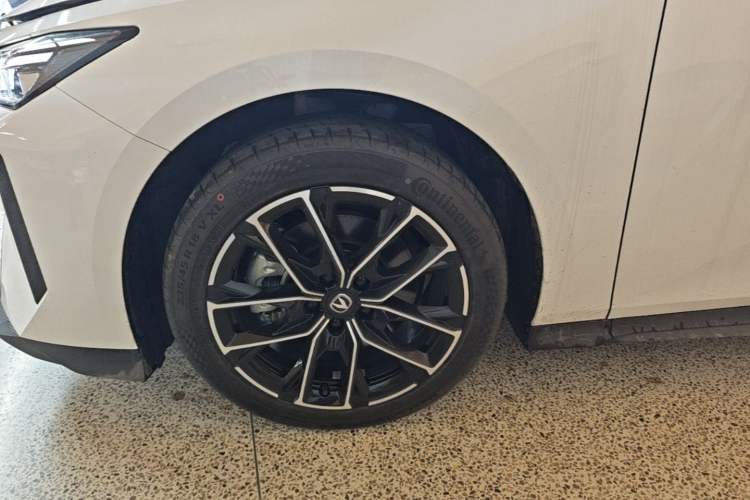 Used CHANGAN UNI-V iDD 2024 Blue Whale Smart Electric iDD 136km ZhiKu Model Left Front Wheel Hub