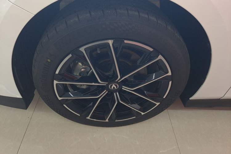 Used CHANGAN UNI-V iDD 2024 Blue Whale Smart Electric iDD 136km Luxury Model Left Front Wheel Hub