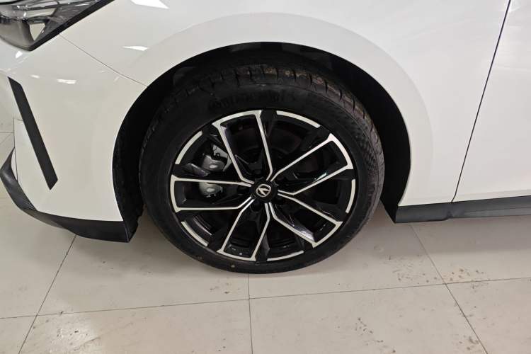 Used CHANGAN UNI-V iDD 2024 Blue Whale Smart Electric iDD 136km Luxury Model Left Front Wheel Hub