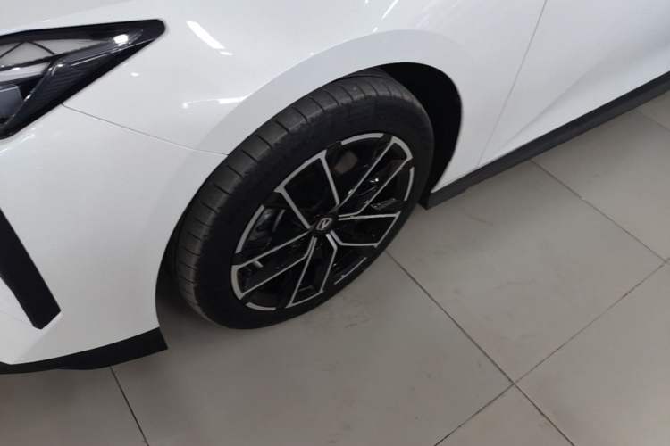 Used CHANGAN UNI-V iDD 2024 Blue Whale Smart Electric iDD 136km ZhiKu Model Left Front Wheel Hub
