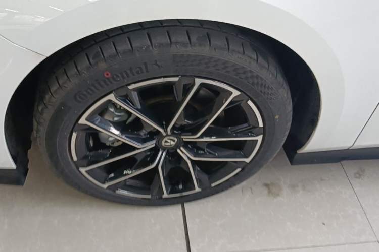 Used CHANGAN UNI-V iDD 2024 Blue Whale Smart Electric iDD 136km Luxury Model Left Front Wheel Hub