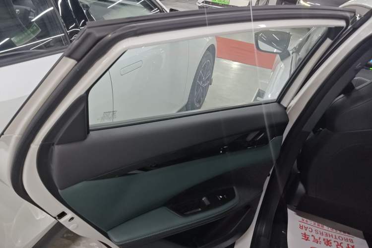 Used CHANGAN UNI-V iDD 2024 Blue Whale Smart Electric iDD 136km Luxury Model Left Rear Door Interior