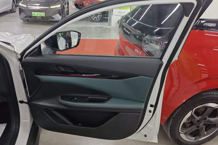 Used CHANGAN UNI-V iDD 2024 Blue Whale Smart Electric iDD 136km Luxury Model Right Front Door Interior