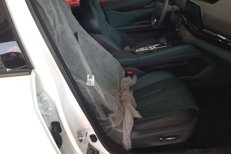 Used CHANGAN UNI-V iDD 2024 Blue Whale Smart Electric iDD 136km Luxury Model Right Front Seat