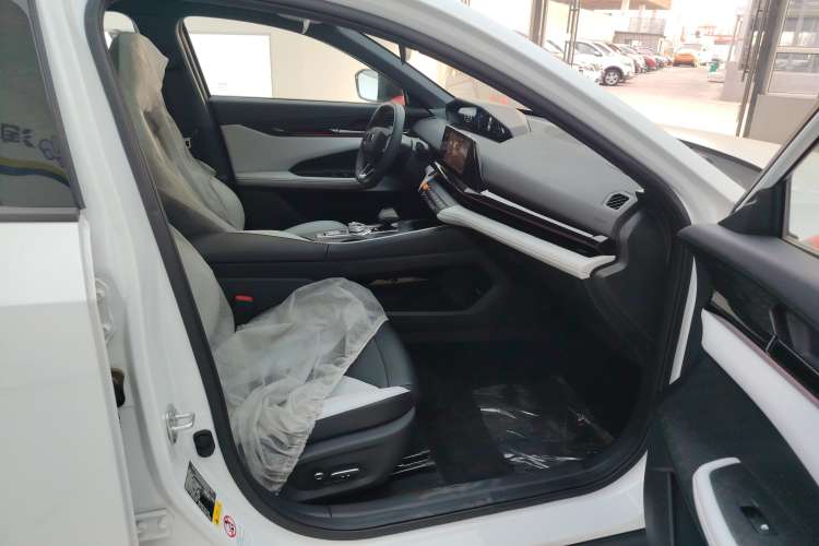 Used CHANGAN UNI-V iDD 2024 Blue Whale Smart Electric iDD 136km Luxury Model Right Front Seat