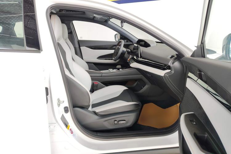 Used CHANGAN UNI-V iDD 2024 Blue Whale Smart Electric iDD 136km ZhiKu Model Right Front Seat