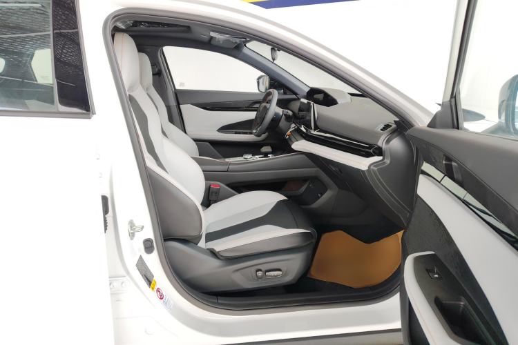 Used CHANGAN UNI-V iDD 2024 Blue Whale Smart Electric iDD 136km ZhiKu Model Right Front Seat