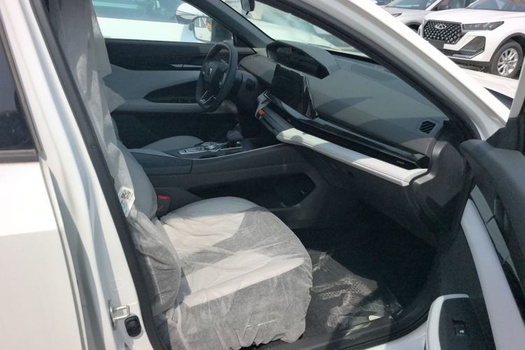 Used CHANGAN UNI-V iDD 2024 Blue Whale Smart Electric iDD 136km Luxury Model Right Front Seat